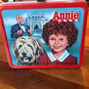 Vintage Annie lunch box in good condition